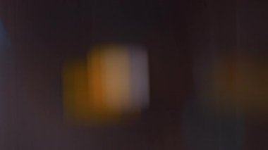 Gerçek Çekilmiş Anamorfik Lens Kara Arkaplanda Süper Yavaş Çekimde Alevli Lens Geçişi. Yüksek Hız Sinema Kamerası, 4K.