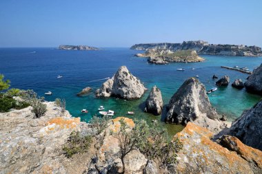 Puglia, İtalya, Ağustos 2018, Tremiti Adaları ile uçuruma Pagliai ön planda ve arka planda San Nicola Adası deniz manzarası