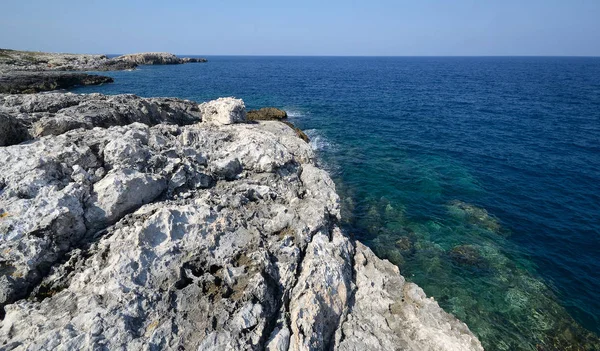 Puglia Itália Agosto 2018 Paisagem Marinha Costa Rochosa Selvagem Das — Fotografia de Stock