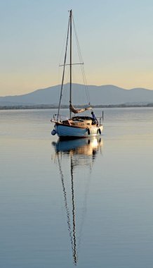 Trasimeno Gölü, ile furled yelken yelkenli bağlantı noktasına günbatımında döndürür