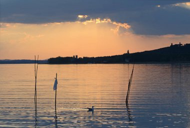 Gün batımında, Isola Polvese arka planda ile Trasimeno Gölü'nün Umbria, İtalya, peyzaj