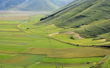 Pian Grande yakınındaki Castellucio di Norcia manzara Sibillini dağlar mesafe ile