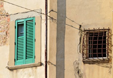Arezzo tarihi merkezi bir binada güneşli bir günde, iki windows