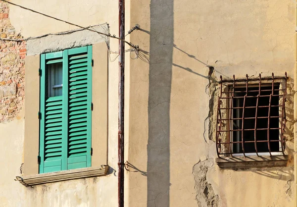 Два Окна Здания Историческом Центре Ареццо Солнечный День — стоковое фото