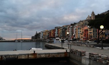 Liguria, İtalya, Portovenere şehir manzara ve günbatımı, gri kış günü açık liman