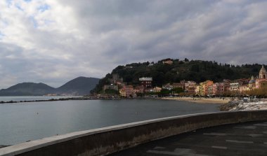 Liguria, İtalya, San Terenzo şehir ve açık gri kış gününde defne peyzaj 