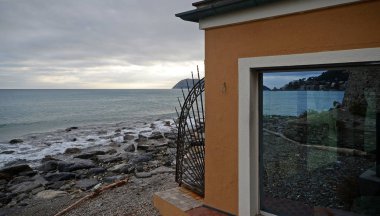 Kışın, gün batımında kayalık kıyılarının Liguria, İtalya, deniz manzarası