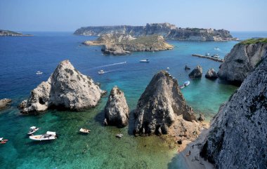 Puglia, İtalya, Pagliai cliff ile Tremiti Adaları ve arka planda San Nicola Adası deniz manzarası