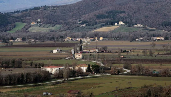 ウンブリア州 イタリア Valtiberina 田舎で農家と農業分野を取り巻く道路 — ストック写真