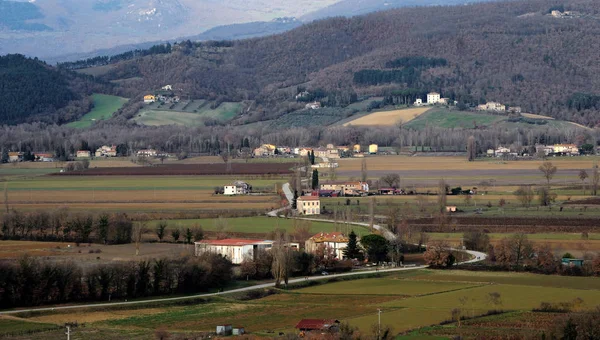 ウンブリア州 イタリア Valtiberina 田舎で農家と農業分野を取り巻く道路 — ストック写真