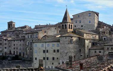 Toskana, İtalya, cityscape şehrin güzel Anghiar medievali, güneşli bir günde