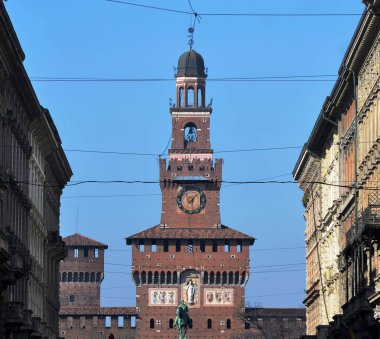 Cityscape Milano kanıt ile Castello Sforzesco Kulesi