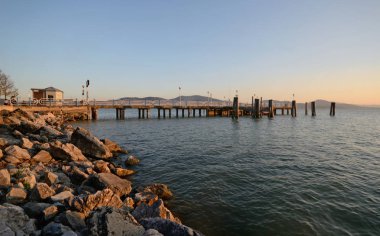 doğal görünümünü bir iskele günbatımı sırasında Trasimeno Gölü, Umbria, İtalya