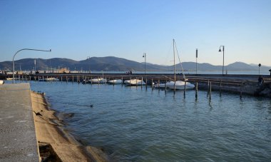 doğal renkli teknelerden Trasimenoi Gölü limanda palamarla görünümünü