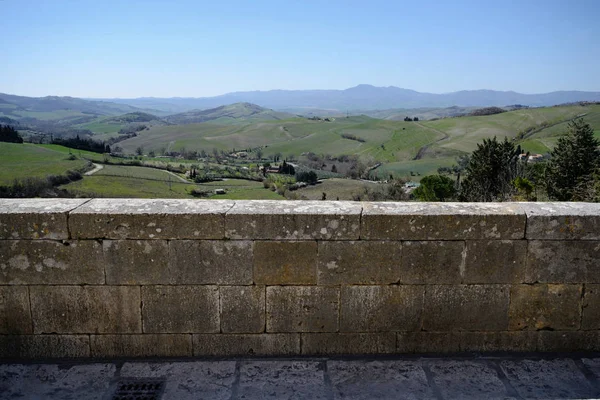 ヴァル ドルチャ トスカーナ イタリアの石の壁を超えて緑の丘の眺望 — ストック写真