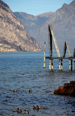 Lombardy, İtalya için Iseo Gölü manzaralı görünüm