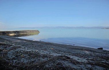 Trasimeno Gölü kıyı şeridi, Umbria, İtalya, doğal görünümünü bir güneşli bahar gününde. Köy içinde belgili tanımlık geçmiş