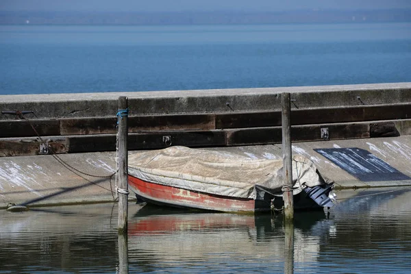 Λιμάνι Στην Ιταλική Λίμνη Trasimeno Μια Ηλιόλουστη Ημέρα — Φωτογραφία Αρχείου