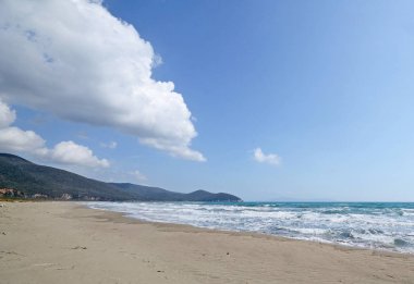 güneşli bir bahar gününde, tipik kum tepeleri ile güney Toskana'da Maremma vahşi kıyı şeridi nin doğal görünümü