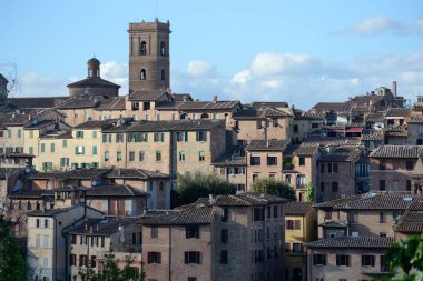 güneşli bir bahar gününde Siena ortaçağ kasabasının doğal görünümü