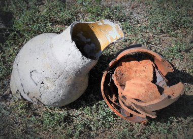 Yerdeki kırık toprak sürahi