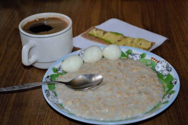 Breacfast, yulaf ezmesi bıldırcın yumurtası.