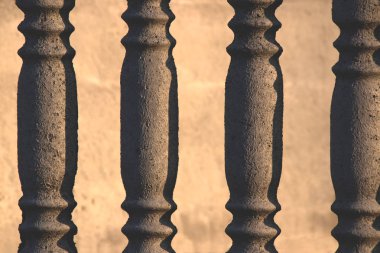 Kontrast ve gölgeler ile beton rhythmed çit