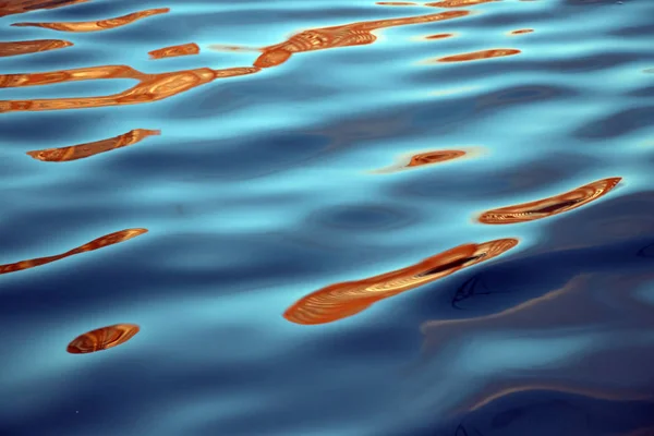 Поверхность Воды Ярко Оранжевыми Отражениями Городском Пейзаже Фона — стоковое фото