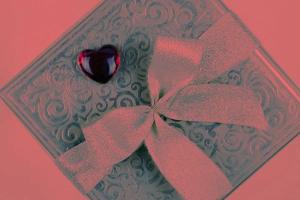 ギフトやバレンタインの日のサンゴの生活の色で赤いハートのプレゼント ボックス — ストック写真
