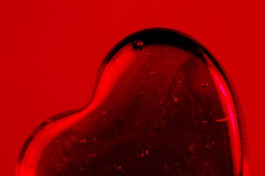 Kırmızı kalp sevgi derin renk parlak nokta ve hava kabarcıkları - ayırdı