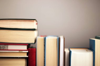 Eğitim ve okuma kavramı. Mesaj alanı olan önemli kitaplar ile Bookshelf