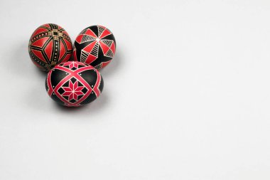 Mükemmel etnik el yapımı Paskalya yumurtaları. Desenleri ile dekore edilmiş