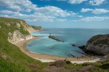Görünüm Lulworth Cove manzara ile kireçtaşı kayalıklarla Dorset, İngiltere