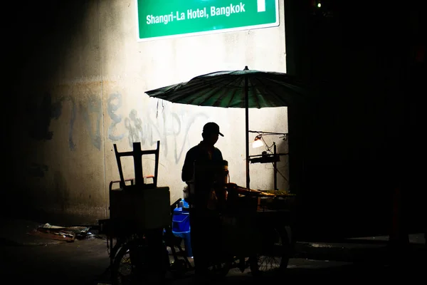 Silhueta Vendedor Rua Masculino Seu Carrinho Bangkok Durante Noite — Fotografia de Stock
