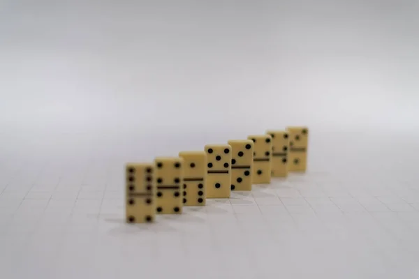 Reihe Gelber Dominosteine Auf Weißem Hintergrund Mit Dem Mittelteil Fokus — Stockfoto