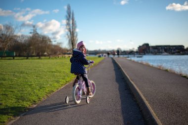 pushbike newxt bir yola nehir kıyısında tarafından beyaz öncesi okul çağındaki kız geri onun tetikte