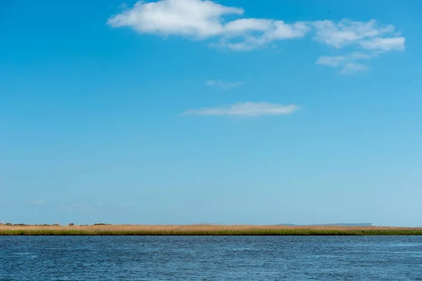 Fluss und Himmel Hintergrund mit einem Streifen Gras — Stockfoto