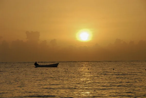 Homme dans le bateau pendant le coucher du soleil sur la mer d'Adaman — Photo