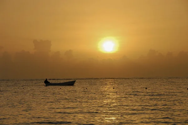 Hombre en el barco al atardecer en el mar de Adaman —  Fotos de Stock