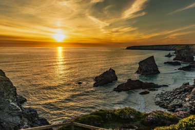 Bedruthan adımları kaya yığınları Cornwall, İngiltere'de güzel alacakaranlık günbatımı