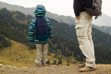 Baba ve oğul birlikte mountians içinde izleme