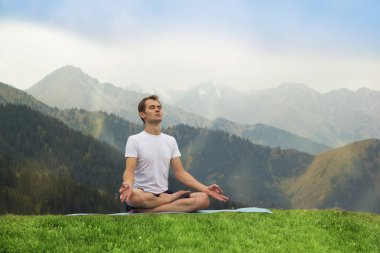 Genç adam meditasyon. Dağlarda açık yoga