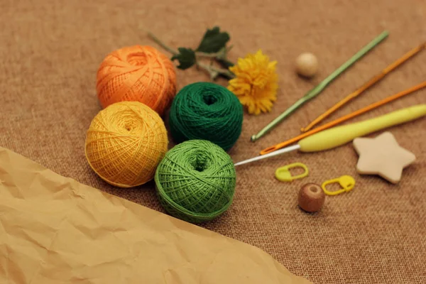 Kleuren Van Herfst Haak Garens Ballen Papierruimte Kopie — Stockfoto