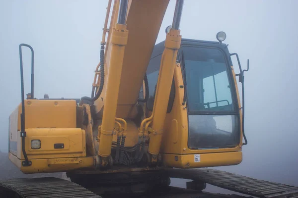 Yellow Excavator Foggy Day — Stock Photo, Image