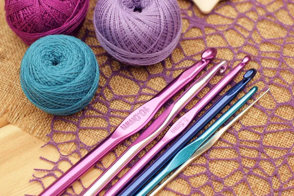 紫と青のかぎ針編みの糸とフック — ストック写真