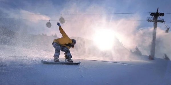 Arka Işık Güneş Dağda Freerider Snowboard Kız Slaytlar — Stok fotoğraf