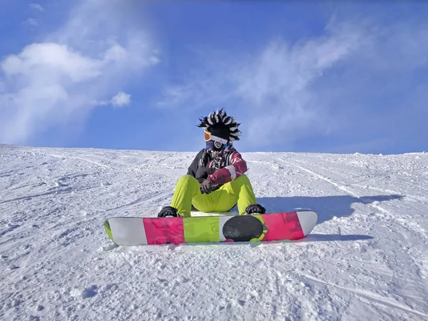 年轻的滑雪板坐在山顶上欣赏着云层的景色 坐在云层之上 美丽的冬天自然在山里 — 图库照片