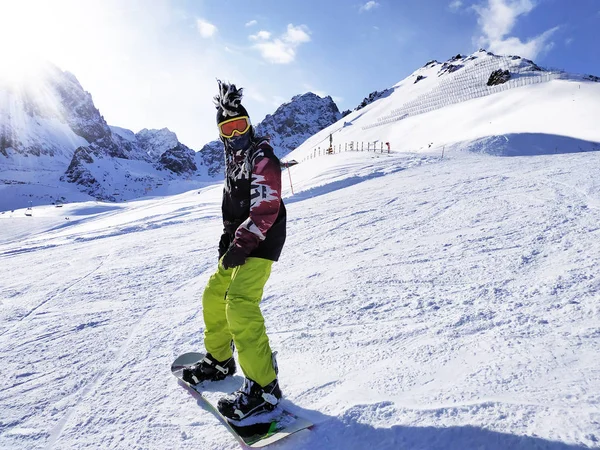 Snowboarder Pendio Nella Splendida Vista Sulle Montagne — Foto Stock