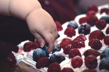 İlk Doğum günü berry pastası bebek el çökertildi