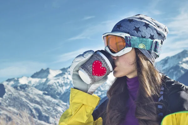 Winter Sport Meisje Drinken Uit Een Papieren Kopje Met Een — Stockfoto